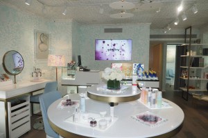 Mách bạn cách bày trí giúp cho shop mỹ phẩm thêm sang chảnh