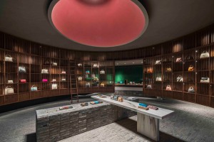 Mẫu Showroom túi xách mang trong mình phong cách thư viện