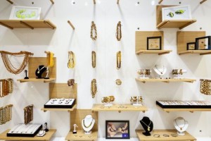 Tái sử dụng lại những ván gỗ cũ để trang trí thành shop thời trang độc đáo