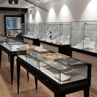 Mẫu tủ trưng bày trang sức bằng gỗ tự nhiên