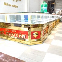 Mẫu tủ trưng bày vàng sang trọng