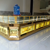 Mẫu tủ vàng inox chữ L ốp PVC vân đá xuyên sáng 