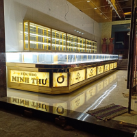 Mẫu tủ vàng inox chữ L bo góc ốp PVC vân đá xuyên sáng 