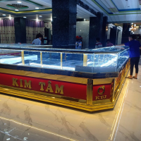 Mẫu tủ vàng inox chữ U ốp Mica đỏ sang trọng 