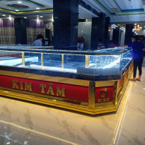 Mẫu tủ vàng inox chữ U ốp Mica đỏ sang trọng 