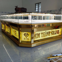 Mẫu tủ vàng inox sang trọng phù hợp nhiều không gian trưng bày 