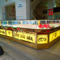 Mẫu tủ vàng inox chữ U sang trọng 