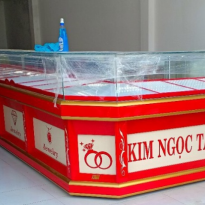 Mẫu tủ vàng nẹp viền inox chữ L 