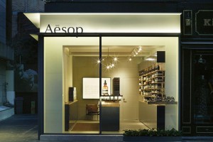 Thiết kế nội thất shop mỹ phẩm phong cách tối giản