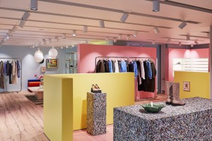 Thiết kế nội thất shop thời trang với sự kết hợp màu sắc sặc sỡ