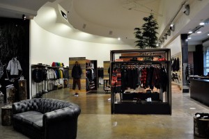 Thiết kế shop thời trang kết hợp giày dép độc và lạ