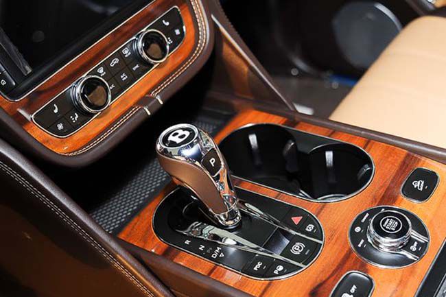 Gỗ óc chó sử dụng thiết kế nội thất xe hơi
