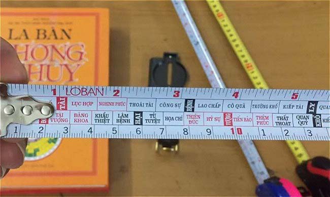 Thước lỗ ban được tích hợp vào thước dây tiện dụng có thể mang đi dễ dàng
