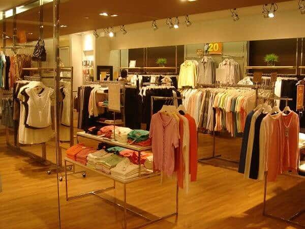 Trưng bày sản phẩm sản phẩm trong shop thời trang