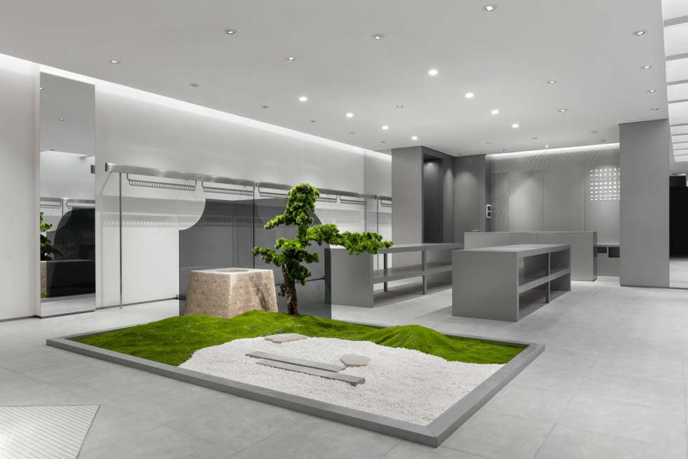 Trang trí shop thời trang bởi không gian núi, đá, cây và nước rất tự nhiên
