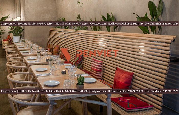 Bàn ghế độc đáo của quán nhậu hải sản màu vàng gỗ