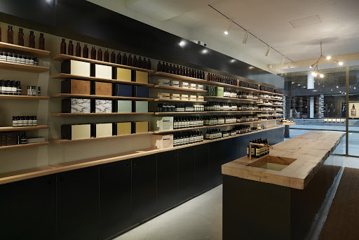 Thiết kế nội thất shop mỹ phẩm theo phong cách tối giản