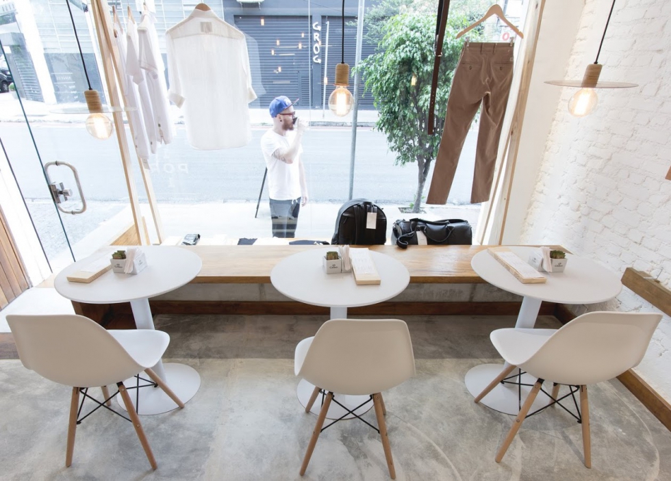 Mẫu thiết kế shop thời trang nam cực tối giản và tiết kiệm chi phí