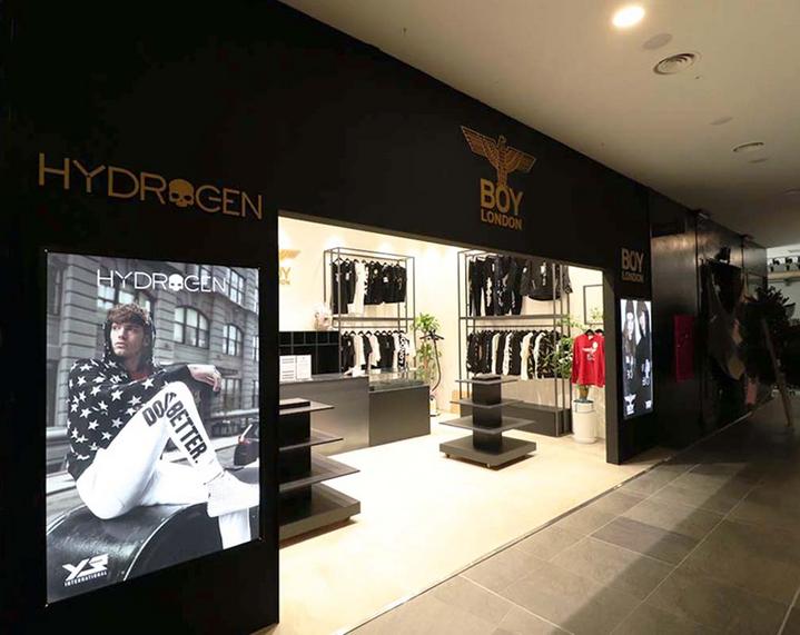 Thiết kế shop thời trang nam với tông màu đen huyền bí