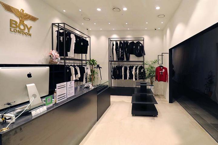 Thiết kế nội thất shop thời trang trong trung tâm thương mại đẹp