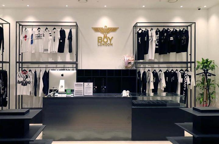 Thiết kế quầy thanh toán cho shop thời trang nam trong TTTM