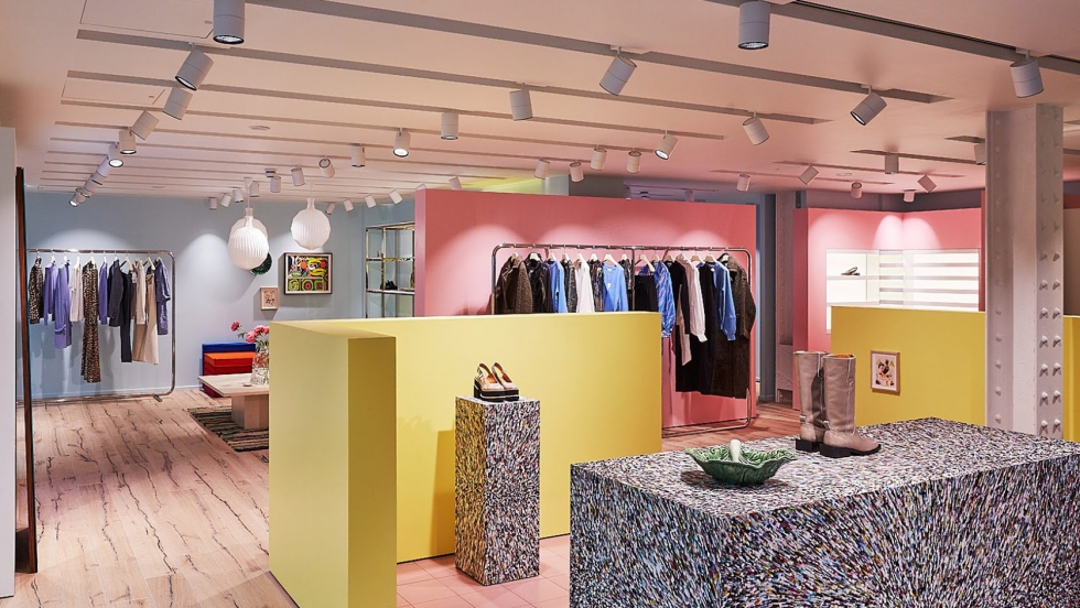 Thiết kế nội thất shop thời trang với sự kết hợp màu sắc sặc sỡ