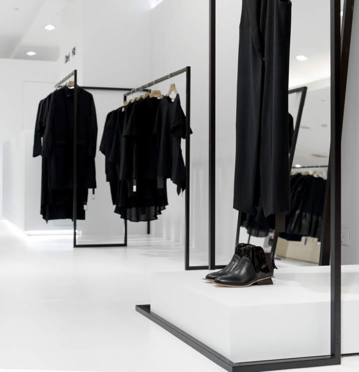 Thiết kế shop thời trang với không gian màu đen trắng sang trọng