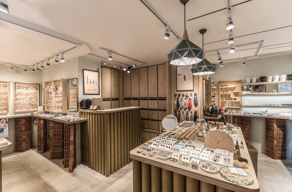 Thiết kế và thi công shop phụ kiện từ những đồ dùng cũ