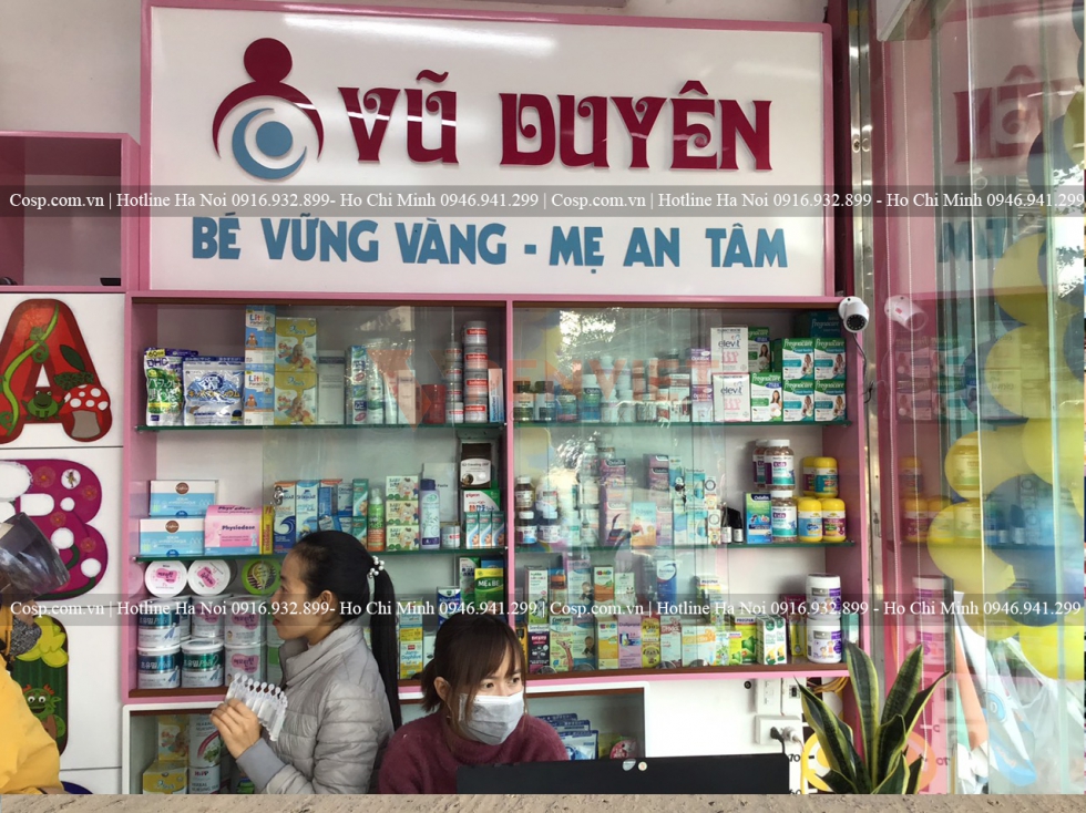 Hệ vách logo sau quầy