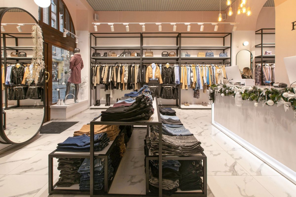 Bí Quyết Chiếu Sáng Cho Mẫu Shop Quần Áo Hiệu Quả