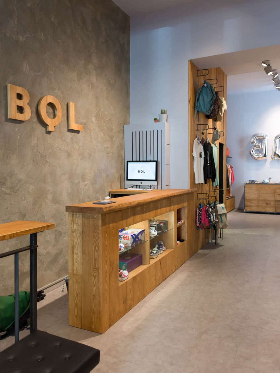 Thiết kế quầy thu ngân cho shop giày tại Hà Nội