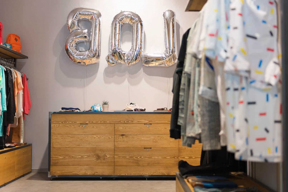 Thiết khu vực trưng bày tủ kệ của shop