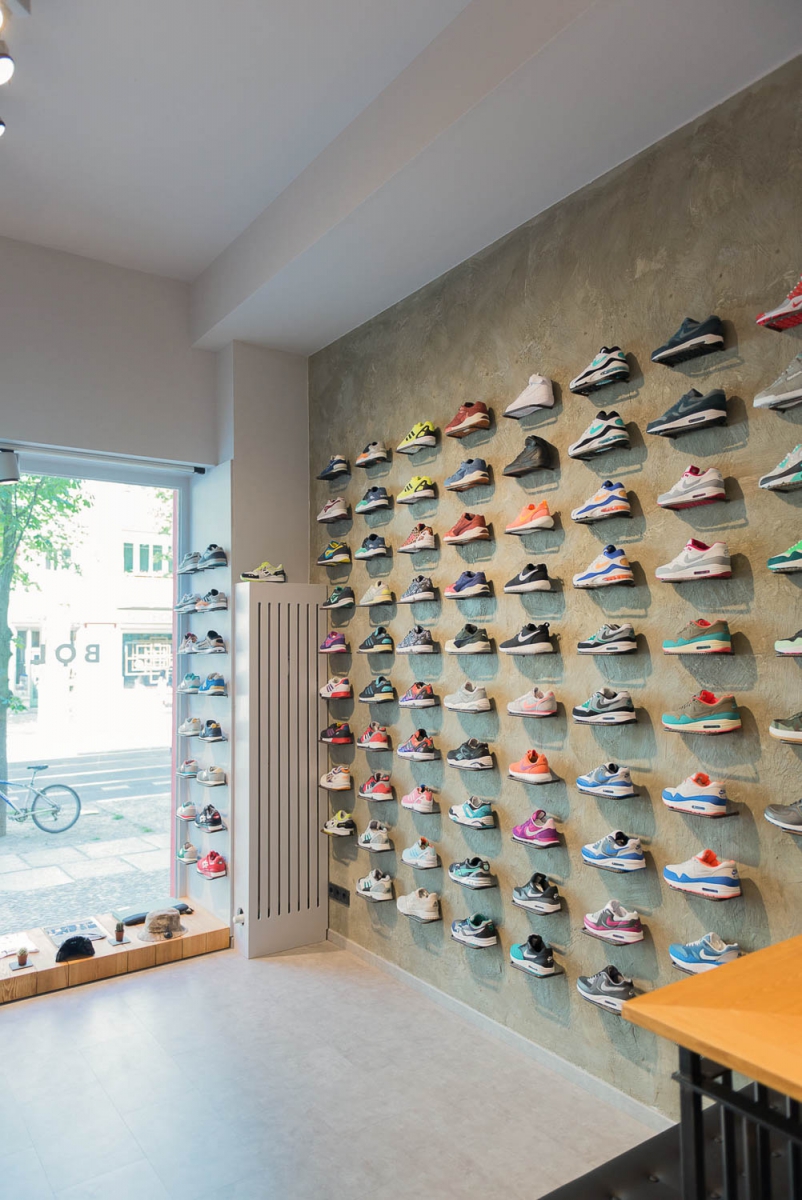 Các đôi sneaker được trưng bày bày ở độ cao lên đến ba mét