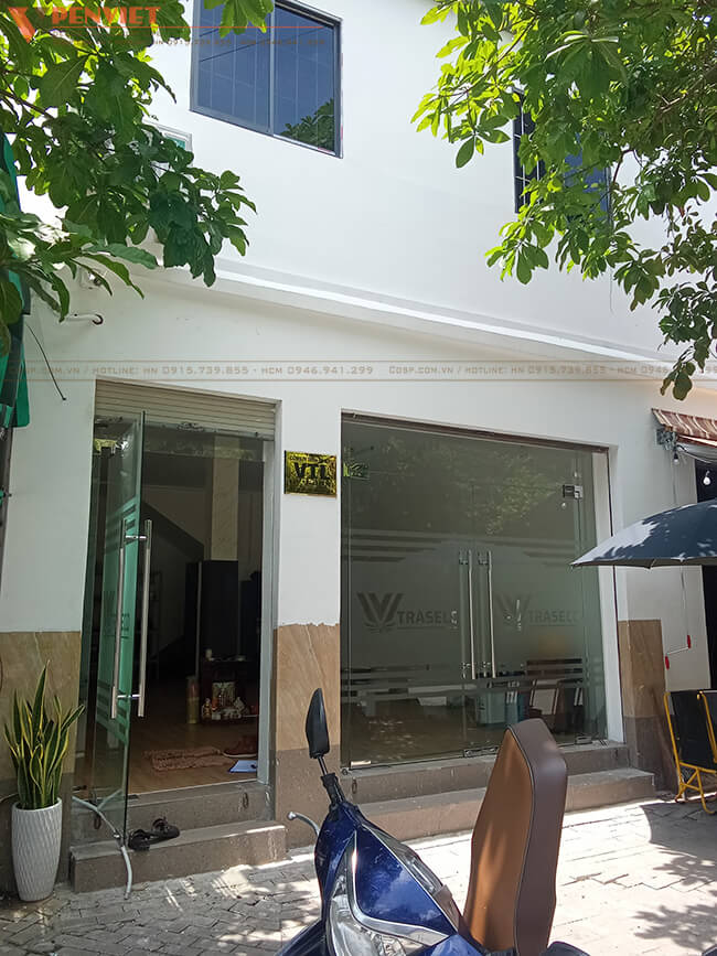 Tầng 1 được tận dụng làm không gian trưng bày, giới thiệu sản phẩm