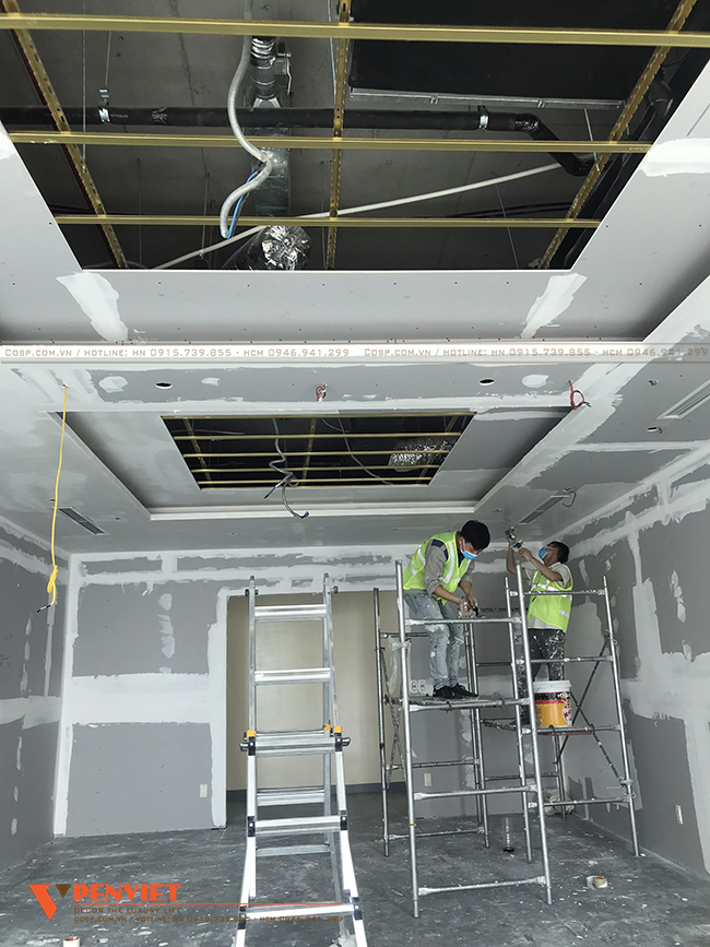 Công nhân cải tạo lại trần công trình