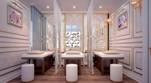 Nội thất spa đẹp phong cách Tân cổ điển với đặc trưng là các đường phào chỉ cầu kỳ