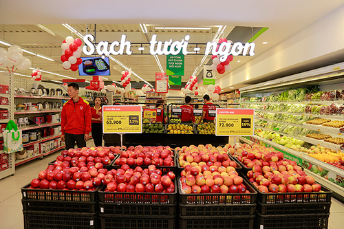 gian hoa quả tươi ở phía đầu và bên tay phải