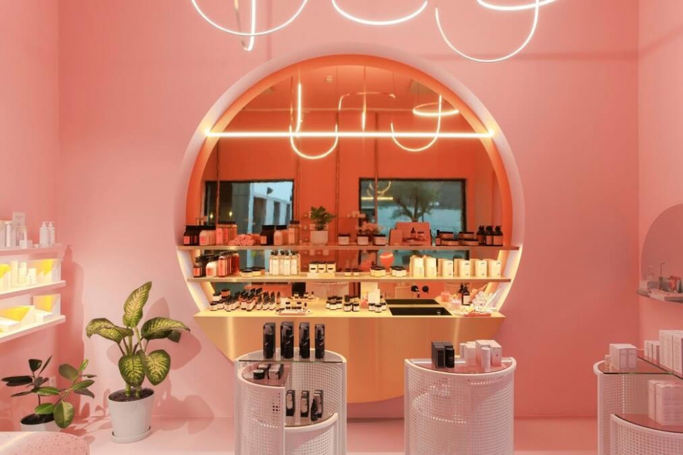 Một mẫu kết hợp hoàn hảo - Thiết kế shop mỹ phẩm kết hợp kinh doanh cafe thời đại 4.0
