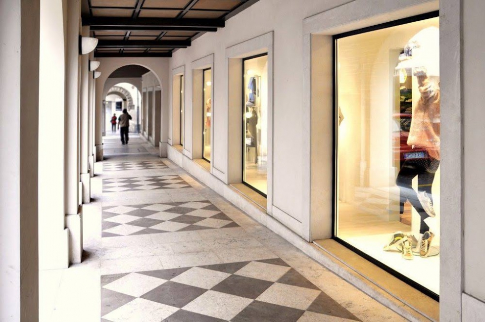 Thiết kế shop thời trang hiện đại vs cổ điện