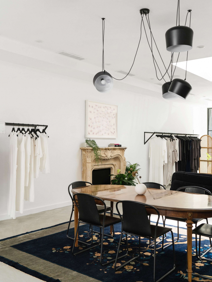 Mẫu thiết kế khác lạ shop thời trang phong cách căn hộ cao cấp
