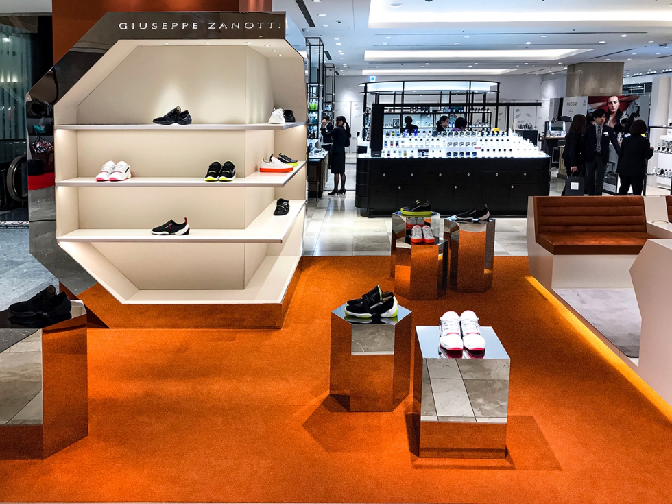 Sử dụng bục hình đa giác nhỏ xinh giúp shop không bị trống trải