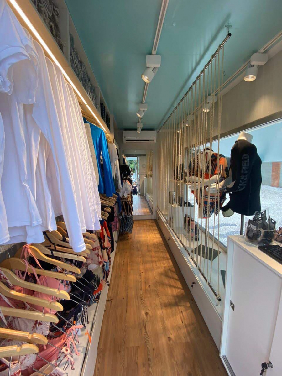 Sử dụng ánh sáng nhân tạo cho shop quần áo di động bằng đèn chiếu rọi và đèn led
