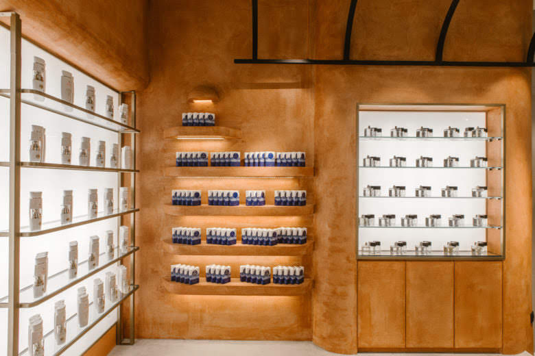 Một ý tưởng để thiết kế một showroom mỹ phẩm ( nước hoa ) cao cấp
