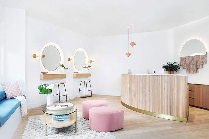 Mẫu thiết kế cửa hàng mỹ phẩm rẻ đẹp