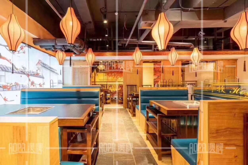 Mẫu nhà hàng lẩu nướng có trang trí đèn lồng