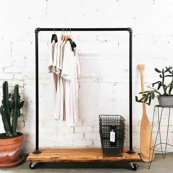 Tái sử dụng lại những ván gỗ cũ để trang trí thành shop thời trang độc đáo