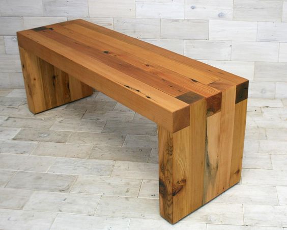 Tái sử dụng lại những ván gỗ cũ để trang trí thành shop thời trang độc đáo