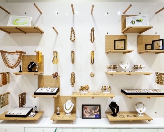 Tái sử dụng lại những ván gỗ cũ để trang trí thành shop thời trang độc đáo