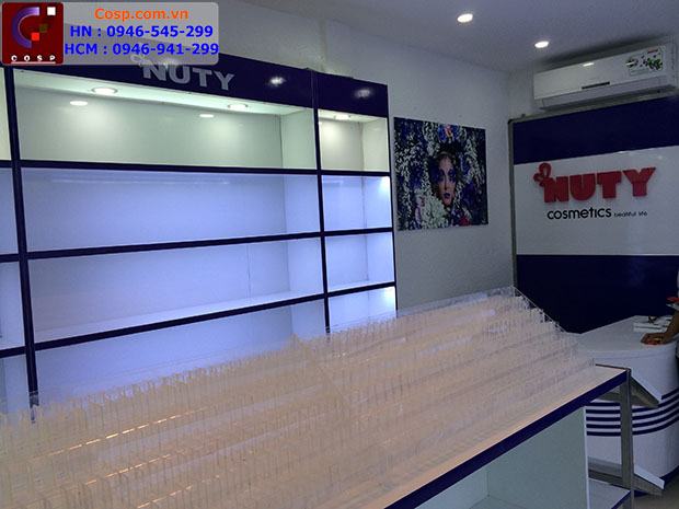 Hình ảnh thực tế của kệ trưng bày sát tường sau thi công của shop mỹ phẩm Nuty