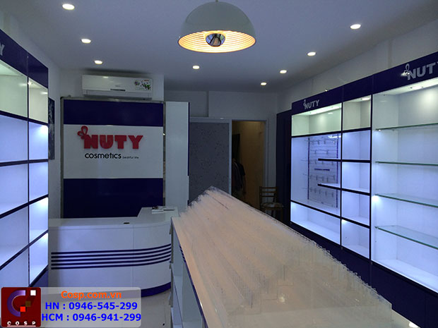 Hình ảnh thực tế của kệ trưng bày giữa nhà sau thi công của shop mỹ phẩm Nuty